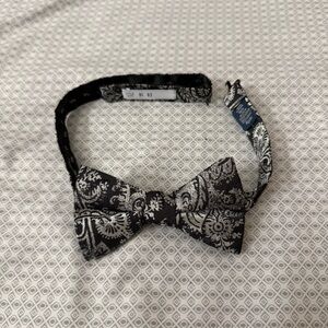 Ryan Seacrest Distinction Brookshire Paisley Black White Pre-Tied Bow Tie